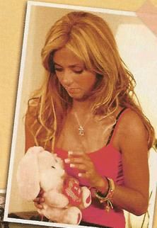 Poze Anahi - are un ursulet mic si pufos in mana - Poze Rbd/Rebelde